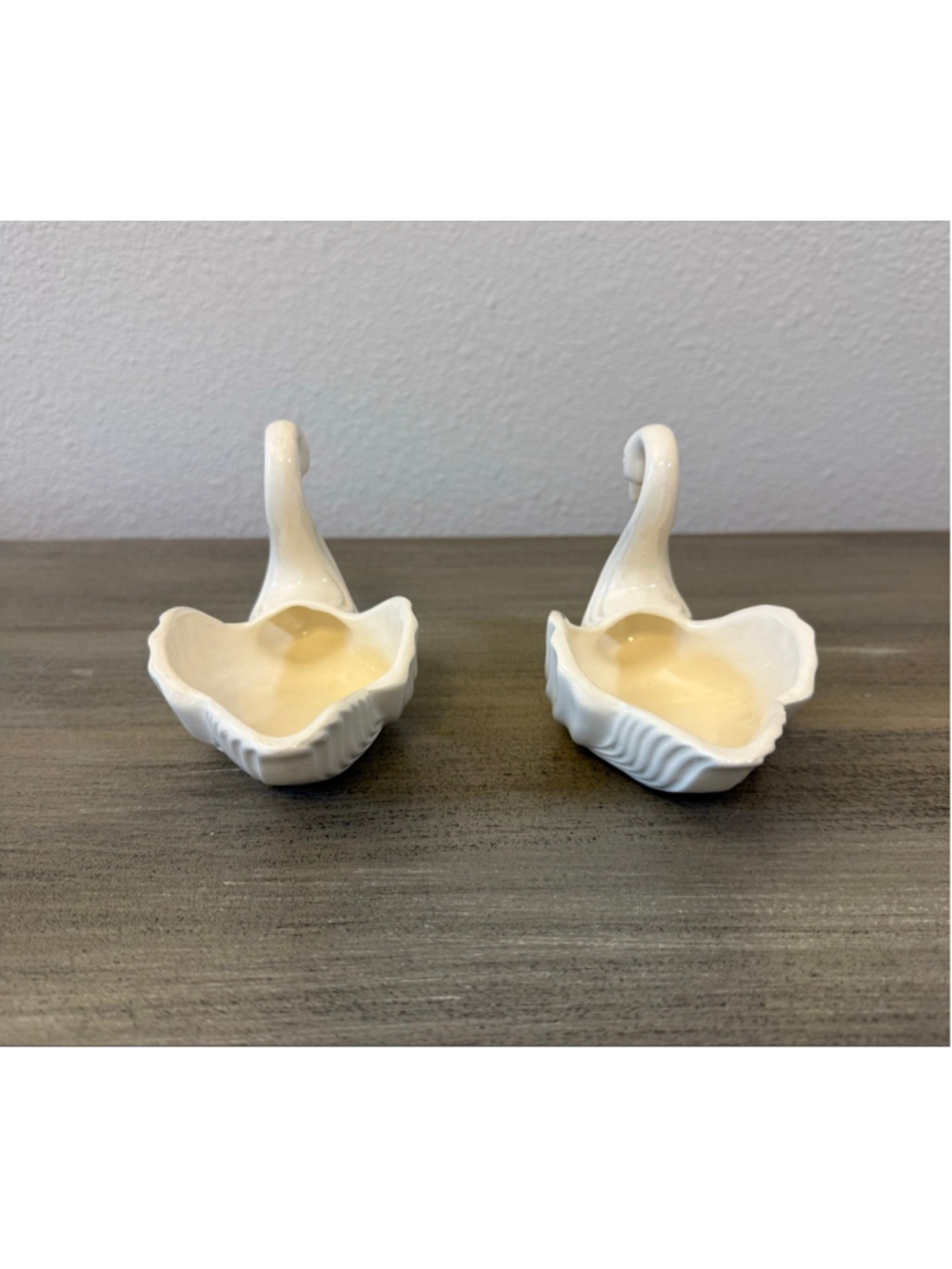 Pair of Vintage ceramic swans trinket dishes - Picture 2 of 7